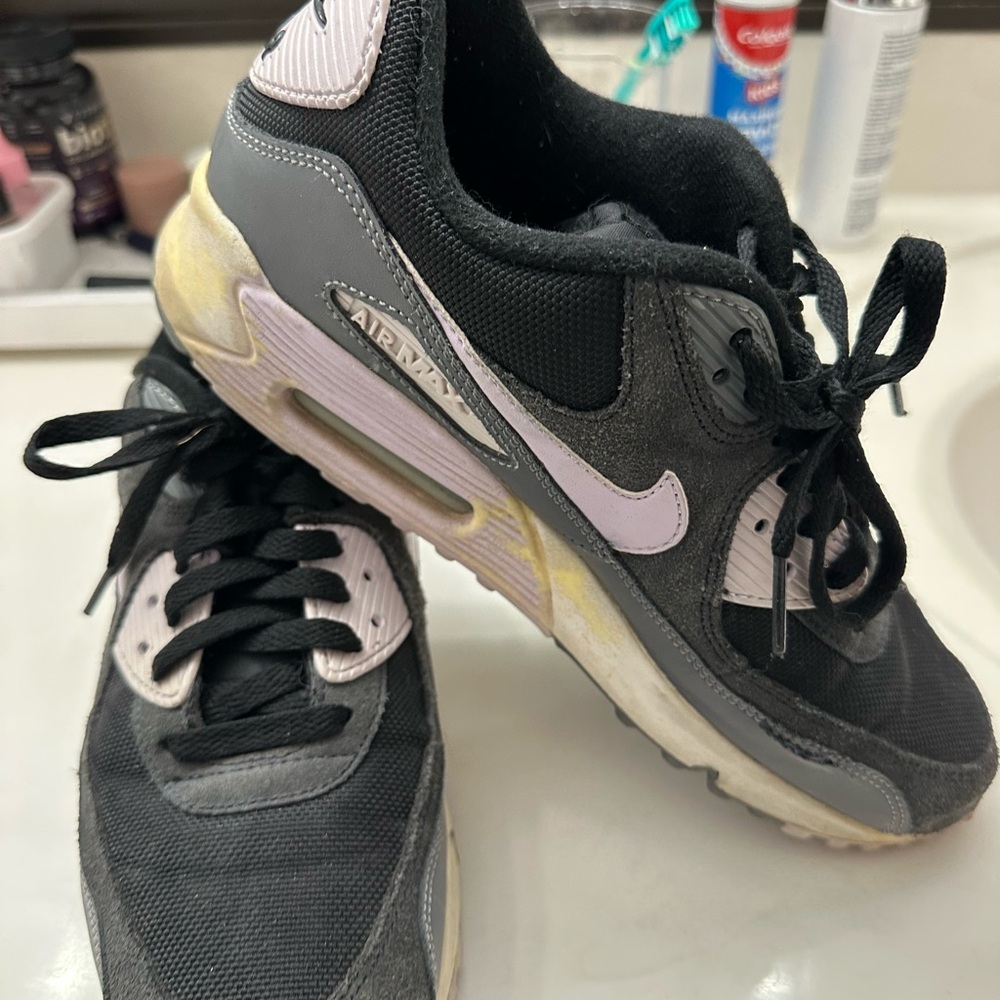 Nike Women’s Black Sneakers with Light Pink Swoosh